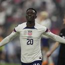 El estadounidense Folarin Balogun celebra tras anotar el segunfo gol el la final de la Liga de Naciones CONCACAF frente a Canadá el domingo 18 de junio del 2023. (AP Foto/John Locher)
