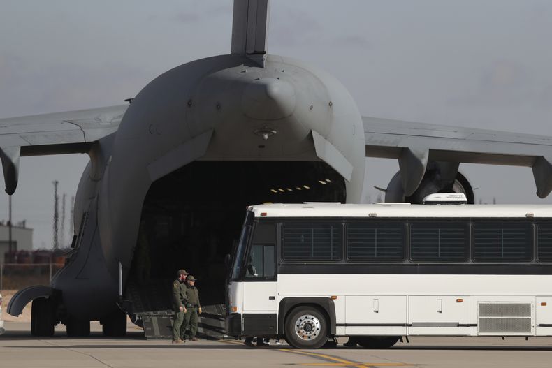 ARCHIVO – Un avión militar en espera de ser abordado por migrantes que viajaban en un autobús, en Fort Bliss en El Paso, Texas, el jueves 30 de enero de 2025, antes de deportarlos a Guatemala. (AP Foto/Christian Chavez, Archivo)
