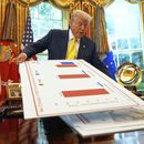 ARCHIVO – El presidente de Estados Unidos, Donald Trump, muestra gráficos mientras habla acerca de la economía en la Oficina Oval de la Casa Blanca, el 7 de agosto de 2025, en Washington. (AP Foto/Mark Schiefelbein, Archivo) ARCHIVO – El presidente de Estados Unidos, Donald Trump, muestra gráficos mientras habla acerca de la economía en la Oficina Oval de la Casa Blanca, el 7 de agosto de 2025, en Washington. (AP Foto/Mark Schiefelbein, Archivo)