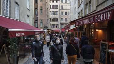 Francia supera nuevamente los 20.000 casos diarios y suma más de 160 muertos por coronavirus