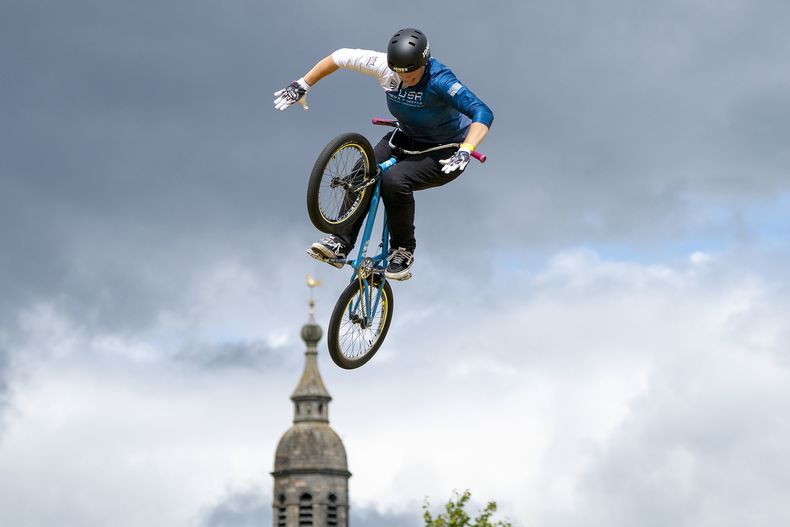 La estadounidense Hannah Roberts compite en el BMX freestyle del Mundial de ciclismo, el lunes 6 de agosto de 2023, en Glasgow, Escocia. (Jane Barlow/PA vía AP)