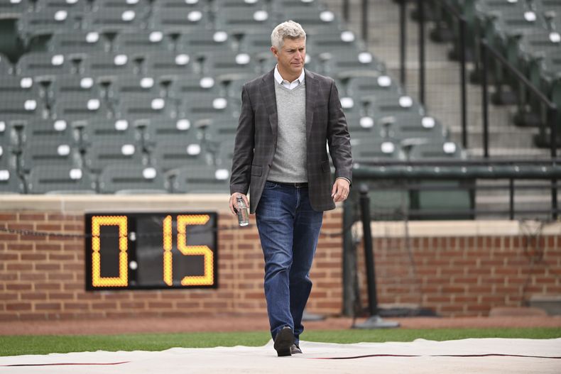 ARCHIVO - El gerente general de los Orioles de Baltimore Mike Elias camina frente al nuevo reloj de lanzamientos previo al juego ante los Yanquis de Nueva York en Baltimore, el domingo 8 de abril de 2023. (AP Foto/Gail Burton, File)