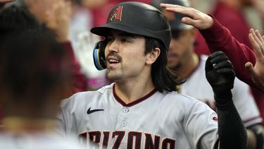 Corbin Carroll, de los Diamondbacks de Arizona, festeja en la cueva luego de conseguir un grand slam en el encuentro del viernes 9 de junio de 2023 ante los Tigres de Detroit (AP Foto/Carlos Osorio)