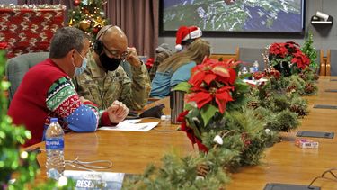 Esta imagen distribuida por el Departamento de Defensa muestra a voluntarios mientras toman llamadas y responden a emails de niños de todo el mundo durante el evento anual del Comando de Defensa Aeroespacial de Norteamérica (NORAD) para seguir los pasos de Santa Claus, el 24 de diciembre de 2021, en la Base Aérea Peterson, en Colorado Springs, Colorado. (Chuck Marsh/Department of Defense via AP)