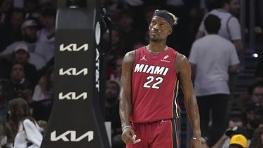 Jimmy Butler, alero del Heat de Miami, camina sobre la cancha en el partido del martes 21 de enero de 2025 ante los Trail Blazers de Portland. (AP Foto/Lynne Sladky)