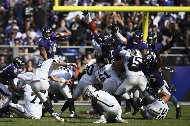 Daniel Carlson (2), pateador de los Raiders de Las Vegas, patea un gol de campo en contra de los Ravens de Baltimore durante la segunda mitad del juego de la NFL, el domingo 15 de septiembre de 2024, en Baltimore. (AP Foto/Nick Wass)