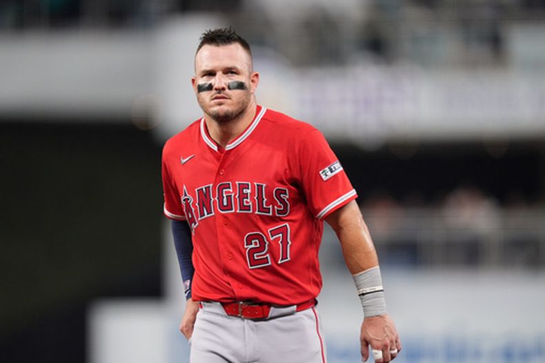 Mike Trout, de los Angelinos de Los Ángeles, camina en el terreno durante el juego ante los Marlins de Miami, el viernes 7 de agosto de 2026 (AP Foto/Rebecca Blackwell)