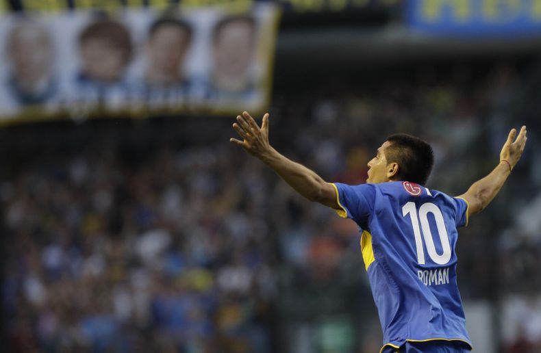 ARCHIVO - Foto del 3 de abril del 2011, Juan Ramón Riquelme del Boca Juniors celebra tras anotar ante Estudiantes de La Plata. El domingo 25 de junio del 2023, a nueve años de su retiro disputa un encuentro de despedida en La Bombonera enfrentando a estrellas de la selección de distintas épocas, incluyendo Lionel Messi. (AP Foto/Eduardo Di Baia, Archivo)