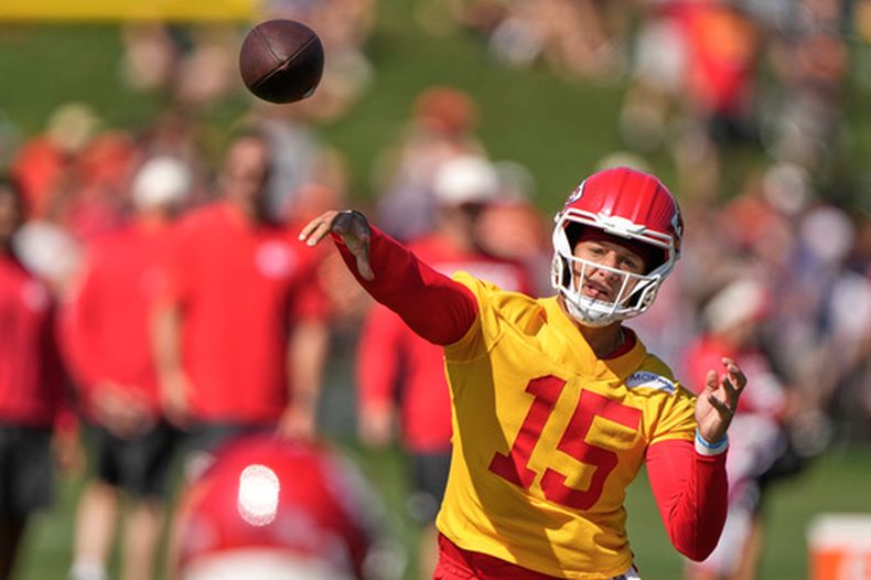 Patrick Mahomes, quarterback de los Chiefs de Kansas City, lanza un pase en una práctica el sábado 1 de agosto de 2026 en St. Joseph, Missouri (AP Foto/Charlie Riedel)