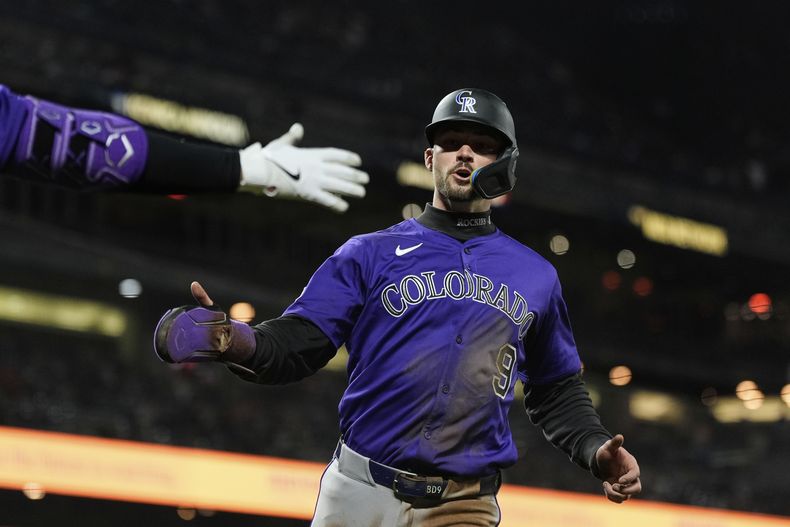 Brenton Doyle, de los Rockies de Colorado, festeja con Michael Toglia luego de anotar ante los Gigantes de San Francisco, el jueves 1 de mayo de 2025 (AP Foto/Godofredo A. Vásquez)