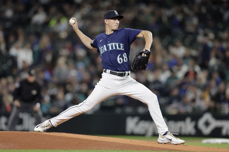 George Kirby, abridor de los Marineros de Seattle, lanza en el juego del martes 26 de septiembre de 2023, ante los Astros de Houston (AP Foto/John Froschauer)