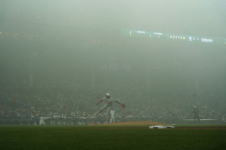 Kyle Leahy, lanzador de los Cardenales de San Luis, trabaja en medio de la niebla contra los Cachorros de Chicago en la sexta entrada del juego de béisbol de Grandes Ligas, el sábado 4 de julio de 2026, en Chicago. (AP Foto/David Banks)