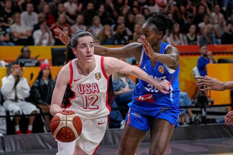 La francesa Mamignan Toure marca a la estadounidense Caitlin Clark durante la final de la Copa Mundial de baloncesto femenino, el domingo 13 de septiembre de 2026, en Berlín. (AP Foto/Ebrahim Noroozi)