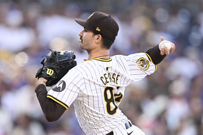 El abridor de los Padres de San Diego Dylan Cease lanza en la primera entrada del juego ante los Dodgers de Los Ángeles el miércoles 31 de julio del 2024. (AP Foto/Denis Poroy)