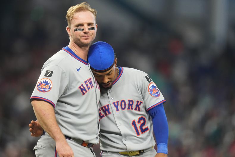 Pete Alonso (izquierda) y Francisco Lindor de los Mets de Nueva York se consuelan en el quinto inning del juego contra los Marlins de Miami, el domingo 28 de septiembre de 2025, en Miami. (AP Foto/Lynne Sladky)