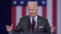 El presidente estadounidense Joe Biden pronuncia un discurso durante un evento en Concord, Nueva Hampshire, el martes 22 de octubre de 2024. (AP Foto/Steven Senne)