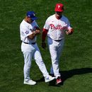 El mánager interino de los Filis de Filadelfia Don Mattingly, derecha, y el piloto de los Dodgers de Los Ángeles, Dave Roberts, hablan en el campo en el marco del Juego de Estrellas de las Grandes Ligas, el lunes 13 de julio de 2026, en Filadelfia. (AP Foto/Matt Slocum)
