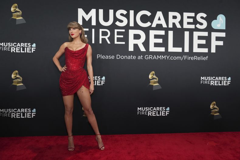 Taylor Swift llega a la 67ª entrega anual de los Grammy el domingo 2 de febrero de 2025 en Los Ángeles. (Foto Jordan Strauss/Invision/AP)