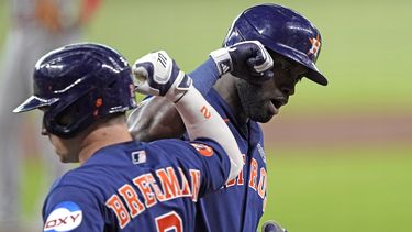 El cubano Yordan Álvarez, de los Astros de Houston, festeja con su compañero Alex Bregman, luego de batear un jonrón de dos carreras en el juego del viernes 2 de junio de 2023, ante los Angelinos de Los Ángeles (AP Foto/David J. Phillip)