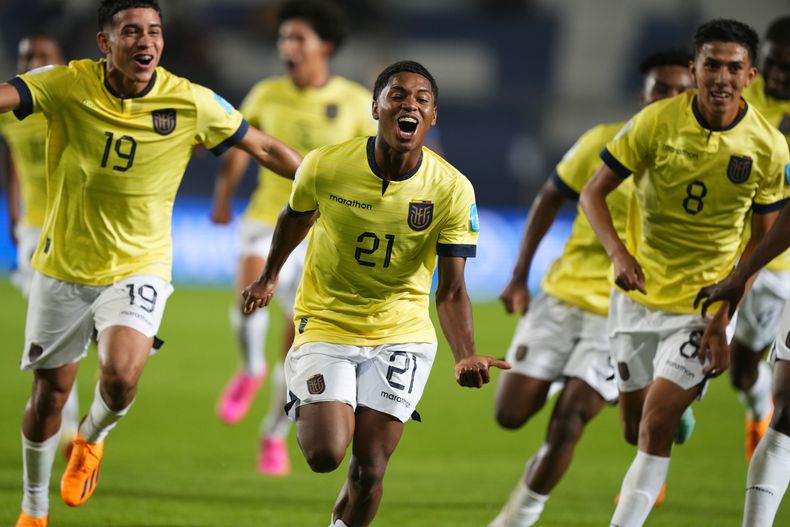El delantero de Ecuador, José Klinger, en el centro, celebra tras anotar gol contra Eslovakia durante un partido del Grupo B del Mundial Sub20 de Argentina en el estadio Bicentenario de San Juan, Argentina, 23 de mayo, 2023. (AP Foto/Natacha Pisarenko)