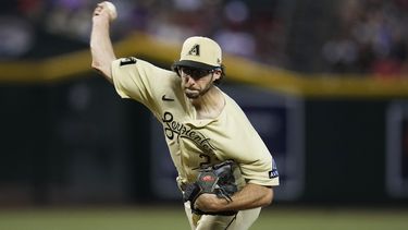 El abridor de los Diamondbacks de Arizona Zac Gallen lanza en la primera entrada ante los Guardianes de Cleveland el viernes 16 de junio del 2023. (AP Foto/Ross D. Franklin)