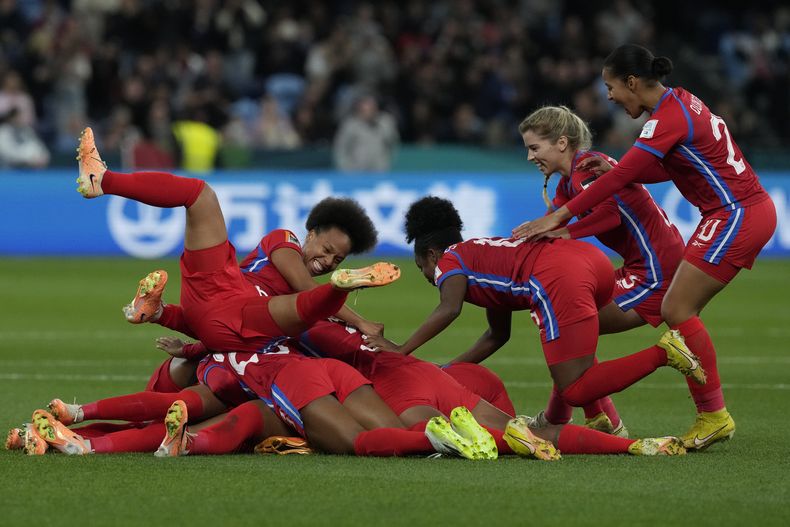 Las jugadoras de Panamá celebran el gol de Marta Cox para abrir el marcador en el partido contra Francia en el Mundial femenino, el miércoles 2 de agosto de 2023, en Melbourne, Australia. (AP Foto/Mark Baker)