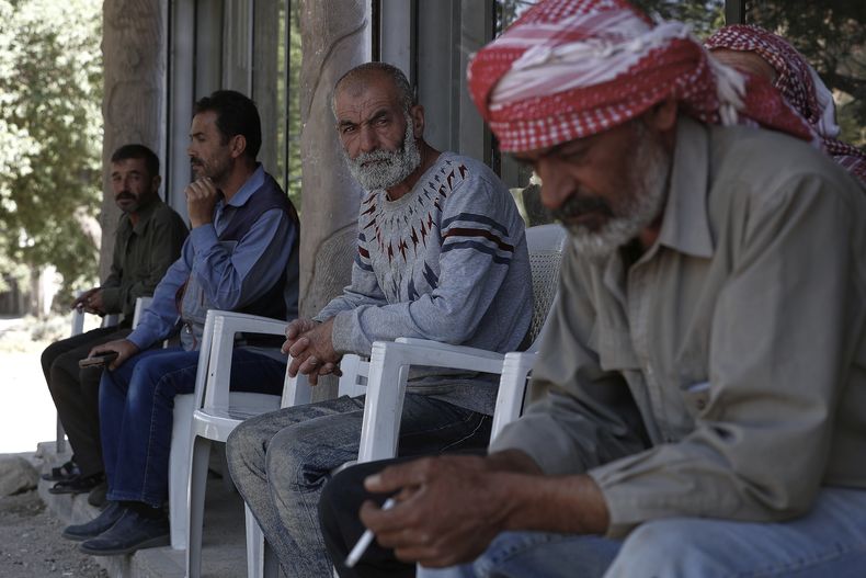 Ahmad Hammadi, centro, recibe condolencias por la muerte de su hijo Mohammed, quien murió durante un ataque israelí al amanecer en la aldea de Beit Jin, en el sur de Siria, el jueves 12 de junio de 2025. (AP Foto AP/Omar Sanadiki)