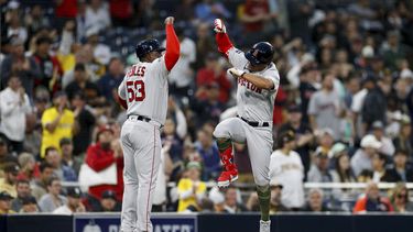 El dominicano Enmanuel Valdez, de los Medias Rojas de Boston, festeja luego de conectar un jonrón ante los Padres de San Diego, el sábado 20 de mayo de 2023 (AP Foto/Brandon Sloter)