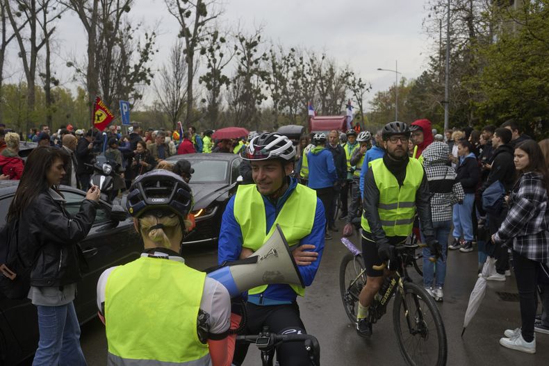 Estudiantes universitarios se preparan para una marcha ciclista hacia Estrasburgo, Francia, para atraer atención a sus protestas contra la corrupción en Novi Sad, Serbia, el 3 de abril del 2025. (AP foto/Marko Drobnjakovic)