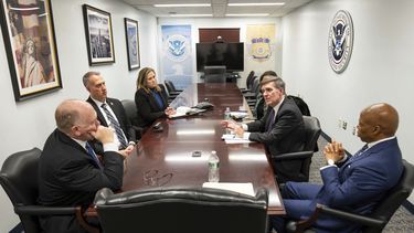 Esta imagen proporcionada por la alcaldía de Nueva York muestra al zar de la frontera del presidente Donald Trump, Thomas Homan (izquierda), y al alcalde neoyorquino, Eric Adams, durante una reunión en Nueva York, el jueves 13 de febrero de 2025. (Ed Reed/Office of the Mayor of New York vía AP)