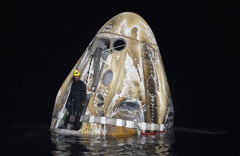 Esta fotografía proporcionada por la NASA muestra a un miembro del equipo de apoyo trabajando en la nave espacial Dragon Endeavour de SpaceX poco después del acuatizaje, en el Golfo de México frente a la costa de Pensacola, Florida, el viernes 25 de octubre de 2024. (NASA/Joel Kowsky vía AP)