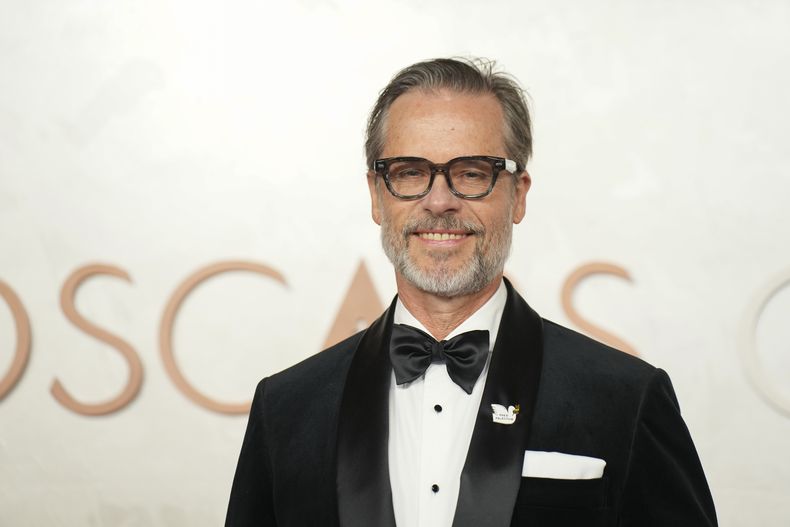 Guy Pearce llega a los Oscar el domingo 2 de marzo de 2025 en el Teatro Dolby de Los Ángeles. (Foto AP /Jae C. Hong)