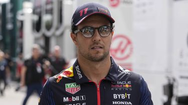 El piloto mexicano Sergio Pérez (Red Bull) llega al circuito de Monza, sede del Gran Premio de Italia, el jueves 31 de agosto de 2023. (AP Foto/Luca Bruno)