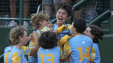 Louis Lappe, centro, de El Segundo, California, celebra con sus compañeros de equipo después de batear un cuadrangular con el que su equipo dejó tendido a Curazao durante la sexta entrada en la Serie Mundial de Pequeñas Ligas, en South Williamsport, Pennsylvania, el domingo 27 de agosto de 2023. California ganó 6-5. (AP Foto/Gene J. Puskar)