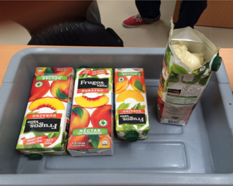 Envases de jugos de frutas que contenían cocaína líquida.