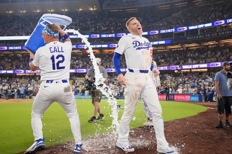 Freddie Freeman, de los Dodgers de Los Ángeles, es empapado con la hielera por Alex Call, luego de batear un jonrón ante los Angelinos de Los Ángeles, el viernes 5 de junio de 2026 (AP Foto/Mark J. Terrill)