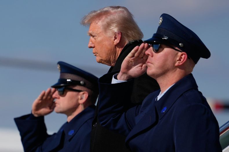 El presidente estadounidense Donald Trump llega a la Base Aérea Andrews en Maryland el 18 de marzo del 2026. (AP foto/Julia Demaree Nikhinson)