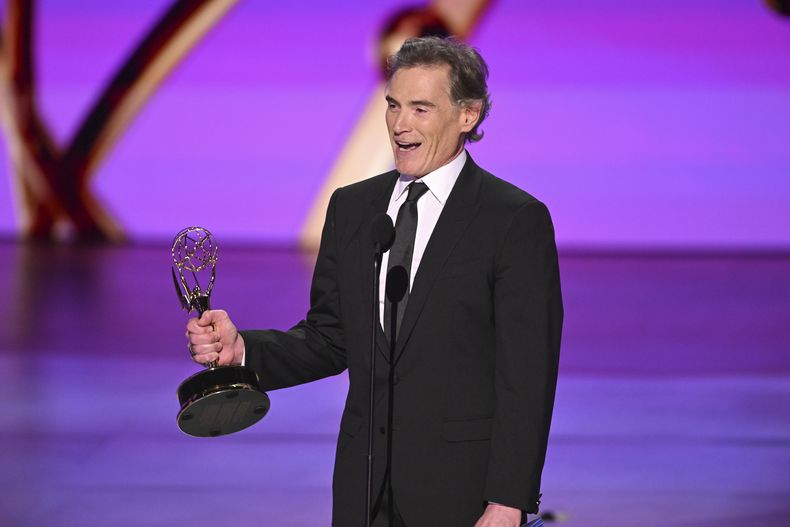 Billy Crudup recibe el premio a mejor actor de reparto en una serie de drama por The Morning Show durante la 76ª edición de los premios Emmy el domingo 15 de septiembre de 2024 en el Teatro Peacock de Los Ángeles. (Foto Phil McCarten/Invision for the Television Academy/AP Content Services)
