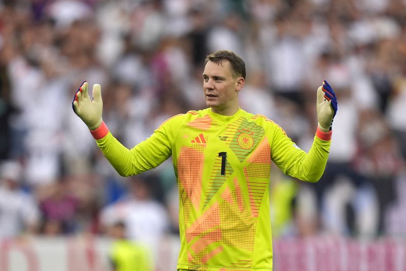 ARCHIVO - Foto del 5 de julio del 2024, el portero alemán Manuel Neuer reacciona durante el encuentro de cuartos de final ante España en la Euro 2024. (AP Foto/Matthias Schrader, Archivo)