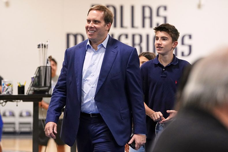 ARCHIVO - Patrick Dumont, izquierda, gobernador de los Mavericks de Dallas, llega a una conferencia de prensa en las instalaciones de entrenamiento del equipo, el 27 de junio de 2025, en Dallas. (AP Foto/Tony Gutierrez, File)