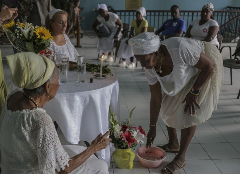 Santeras y feligreses de la tradición afrocubana realizan una celebración espiritual por la salud del papa Francisco en un salón de la Asociación Cultural Yoruba de Cuba, en La Habana, el sábado 1 de marzo de 2025. (AP Foto/Ariel Ley)