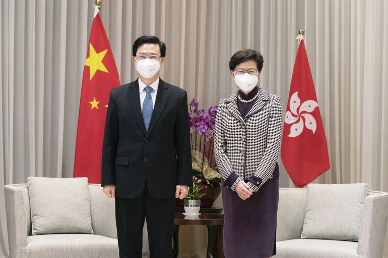 Lideresa de Hong Kong dice que “patriotas” tienen el mando