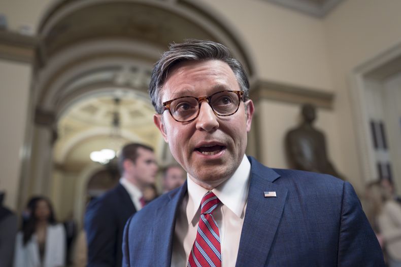 El presidente de la Cámara de Representantes de Estados Unidos, el republicano Mike Johnson, habla con los reporteros justo después de una votación por un paquete de ayuda para Ucrania, Israel y otros aliados de Estados Unidos, en el Capitolio de Washington, el viernes 19 de abril de 2024. (AP Foto/J. Scott Applewhite)