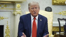 El presidente Donald Trump habla en una reunión con el presidente polaco Karol Nawrocki en la Oficina Oval de la Casa Blanca, el miércoles 3 de septiembre de 2025, en Washington. (AP Foto/Evan Vucci)