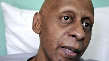 americateve | Un grupo de opositores se congrega en el hospital de Santa Clara donde permanece ingresada en estado grave María Arango Percival.