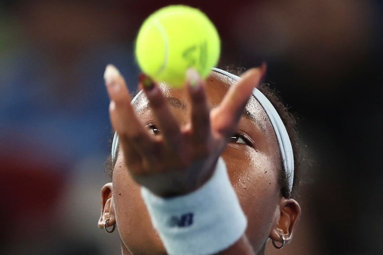 En esta foto de la agencia noticiosa Xinhua, Coco Gauff saca durante la final del Abierto de Wuhan contra Jessica Pegula, el domingo 12 de octubre de 2025. (Bai Xuefei/Xinhua vía AP)