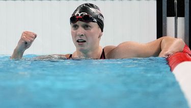 La estadounidense Katie Ledecky festeja tras ganar los 1.500 estilo libre en los Juegos Olímpicos, el miércoles 31 de julio de 2024, en Nanterre, Francia (AP Foto/Matthias Schrader)