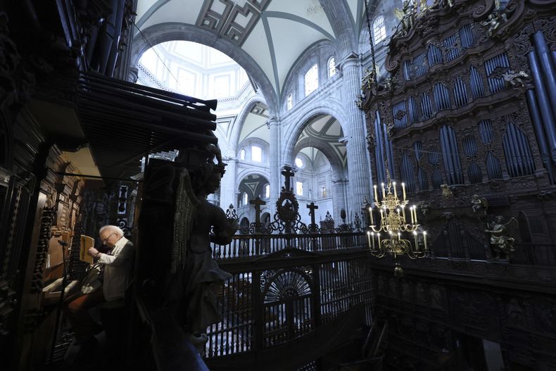 El director y organista alemán Leo Krämer ensaya para un concierto en la Catedral Metropolitana de la Ciudad de México, el viernes 28 de febrero de 2025. (AP Foto/Ginnette Riquelme)