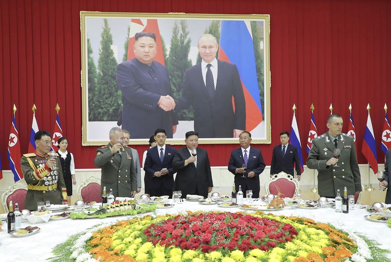 ARCHIVO - En esta foto suministrada por el gobierno de Corea del Norte, el mandatario norcoreano Kim Jong Un, al centro, y el ministro ruso de Defensa, Serguéi Shoigu, centro izquierda, asisten a un banquete en la sede del Partido de los Trabajadores en Pyongyang, Corea del Norte, el 27 de julio de 2023. (Agencia Central de Noticias de Corea/Servicio de Noticias de Korea vía AP, Archivo)