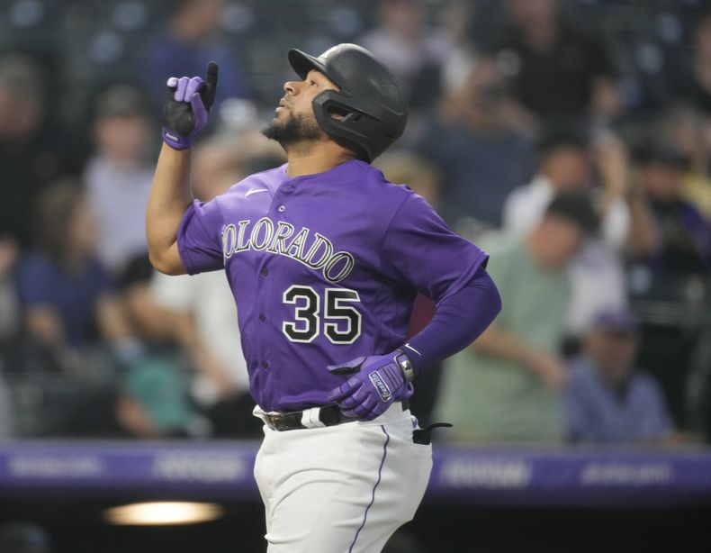 El jugador de los Rockies de Colorado Elias Diaz hace un gesto mientras cruza el plato tras pegar un jonrón solitario ante los Marlins de Miami Edward Cabrera en el sexto inning del juego de béisbol el lunes 22 de mayo de 2023, en Denver. (AP Foto/David Zalubowski)